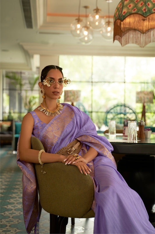 مصمم ملابس الزفاف الساري ذو الحدود الزهرية التقليدية المصنوعة من نسيج زاري الذهبي مع بلوزة بتصميم بوتي من نسيج زاري