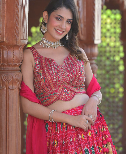 طبعة باتولا وبانداني للسيدات باللون الوردي مع عمل يدوي لينجا تشولي