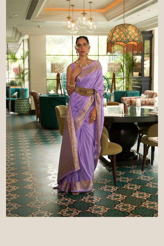 مصمم ملابس الزفاف الساري ذو الحدود الزهرية التقليدية المصنوعة من نسيج زاري الذهبي مع بلوزة بتصميم بوتي من نسيج زاري