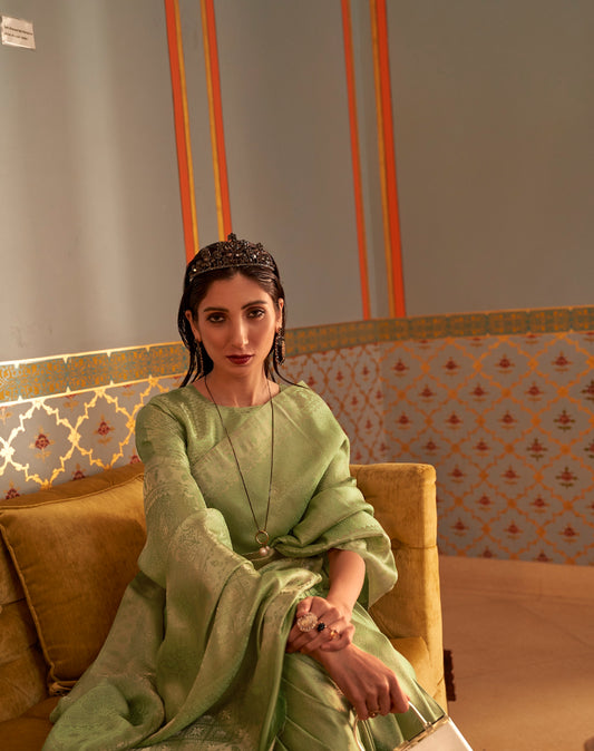 Kanchipuram Silk Traditional Overall Flower Design Golden Zari Weaving Border Saree With Designer Pallu And Zari Weaving Blouse