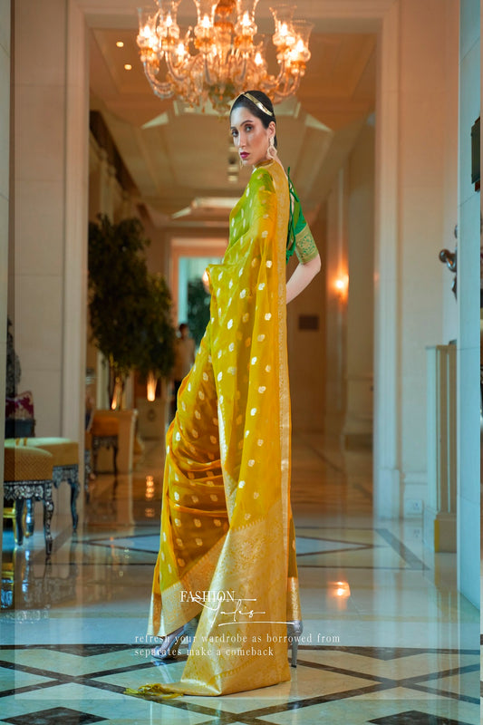 ساري بتصميم بطي منسوج من Vsaree مصمم للحفلات باللون الذهبي مع بلوزة متطابقة وبالو ثقيل.