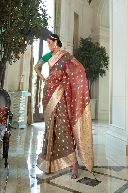 ساري بتصميم بطي منسوج من Vsaree مصمم للحفلات باللون الذهبي مع بلوزة متباينة وبالو ثقيل.