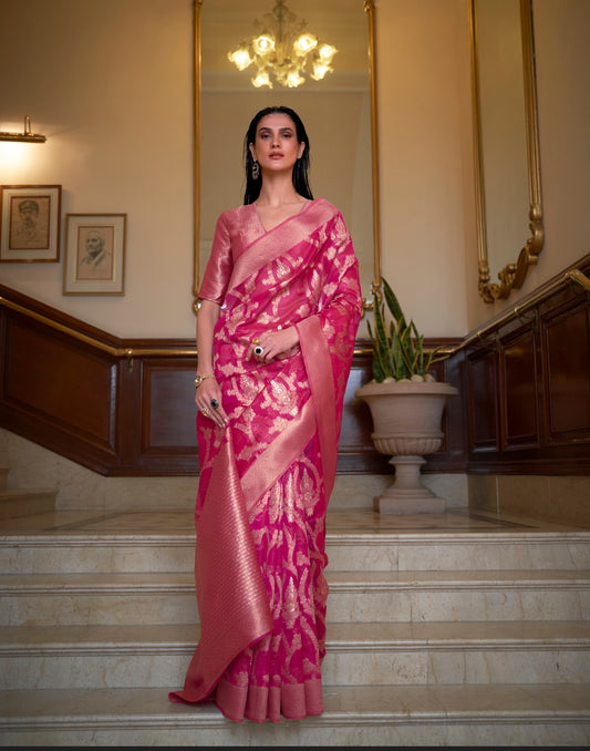 ملابس الحفلات التقليدية من حرير الأورجانزا ساري بحدود منسوجة ذهبي زاري مطبوع عليه زهور مع بلوزة منسوجة من Pallu وZari