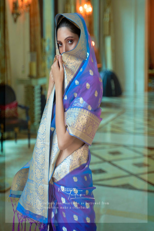 ساري بتصميم بطي منسوج من Vsaree مصمم للحفلات باللون الذهبي مع بلوزة متطابقة وبالو ثقيل.