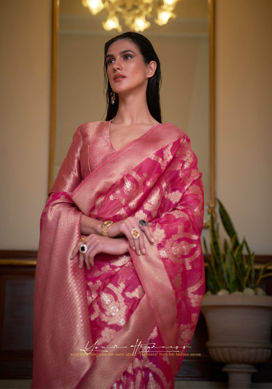 ملابس الحفلات التقليدية من حرير الأورجانزا ساري بحدود منسوجة ذهبي زاري مطبوع عليه زهور مع بلوزة منسوجة من Pallu وZari