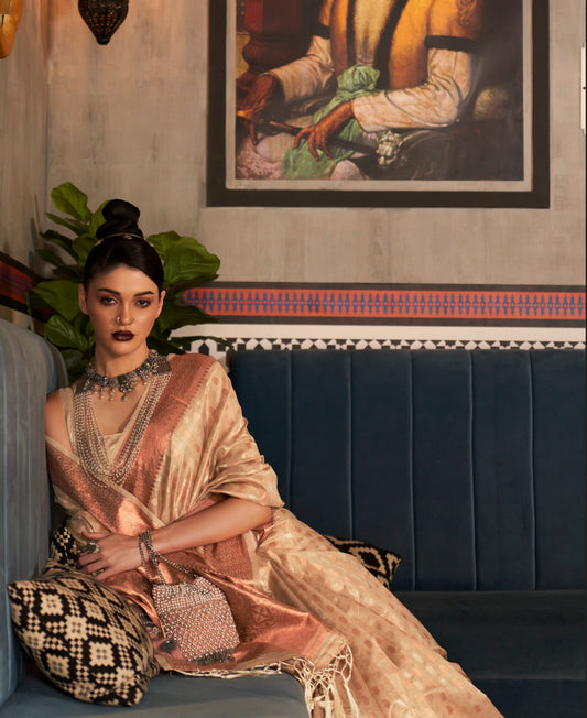 ساري حرير قطني من باناراسي بتصميم نحاسي زاري منسوج بشكل عام مع بلوزة ثقيلة