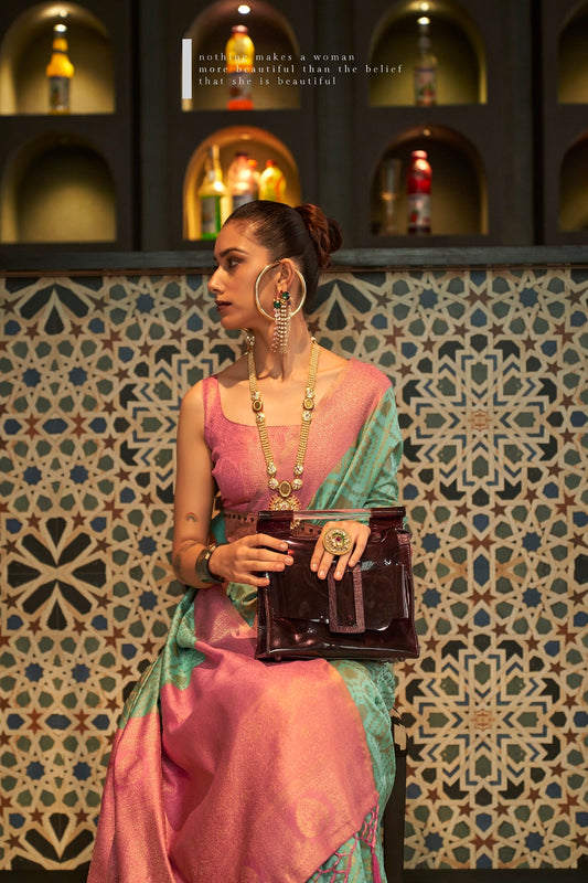 ملابس الحفلات النسائية من Vsaree، تصميم Zari منسوج ذهبي، ساري حريري باللون الأزرق المخضر Kaiza مع بلوزة متطابقة وساري Pallu الغني