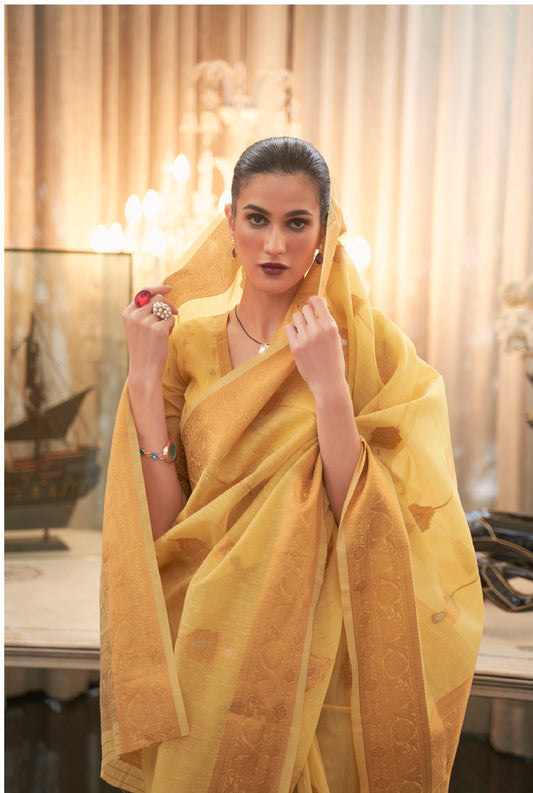 ساري مصمم Zari Weaving أصفر اللون من الكتان والقطن والحرير مع بلوزة ثقيلة