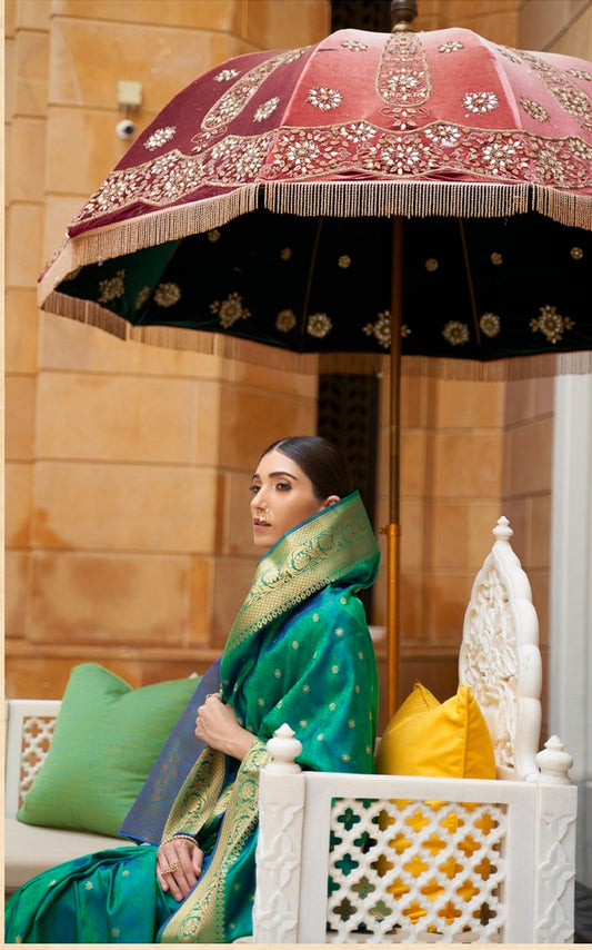 مصمم Golden Zari Weaving Small Butti Zari Weaving Design Banarasi Silk Saree مع بلوزة ثقيلة