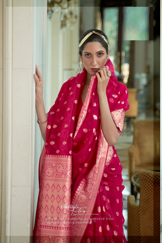 ساري بتصميم بطي منسوج من Vsaree مصمم للحفلات باللون الذهبي مع بلوزة متطابقة وبالو ثقيل.