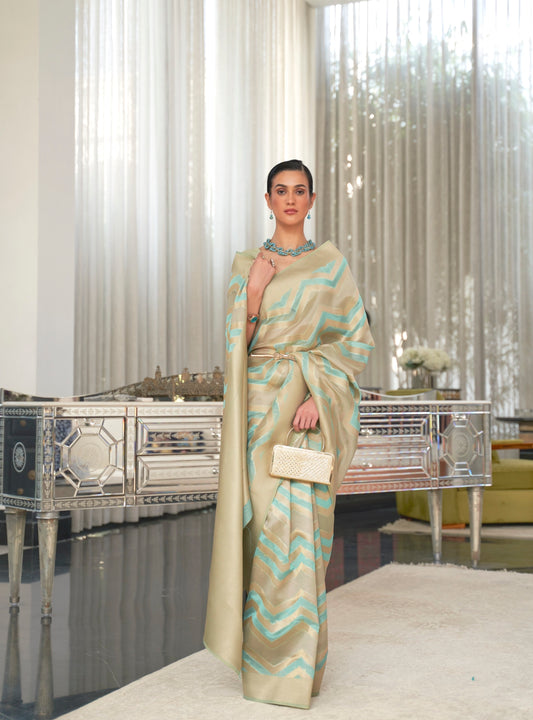 ملابس حفلات ذات حدود منسوجة ذهبية تقليدية من Zari تصميم Laheriya ساري من حرير الأورجانزا مع بلوزة بتصميم منسوج Pallu وZari