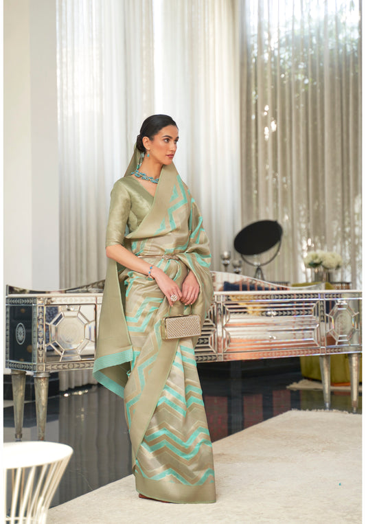 ملابس حفلات ذات حدود منسوجة ذهبية تقليدية من Zari تصميم Laheriya ساري من حرير الأورجانزا مع بلوزة بتصميم منسوج Pallu وZari