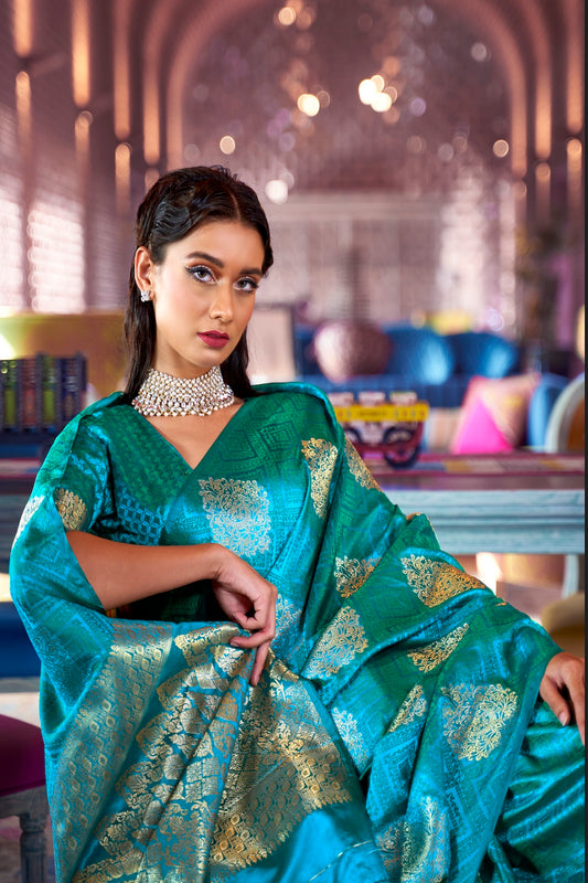 ساري بتصميم بطي منسوج من Vsaree مصمم للحفلات باللون الذهبي مع بلوزة متطابقة وبالو ثقيل.