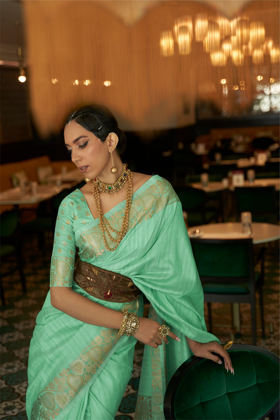 Wedding Wear Traditional Flower Golden Zari Weaving Border Saree With Zari Weaving Butti Design Blouse