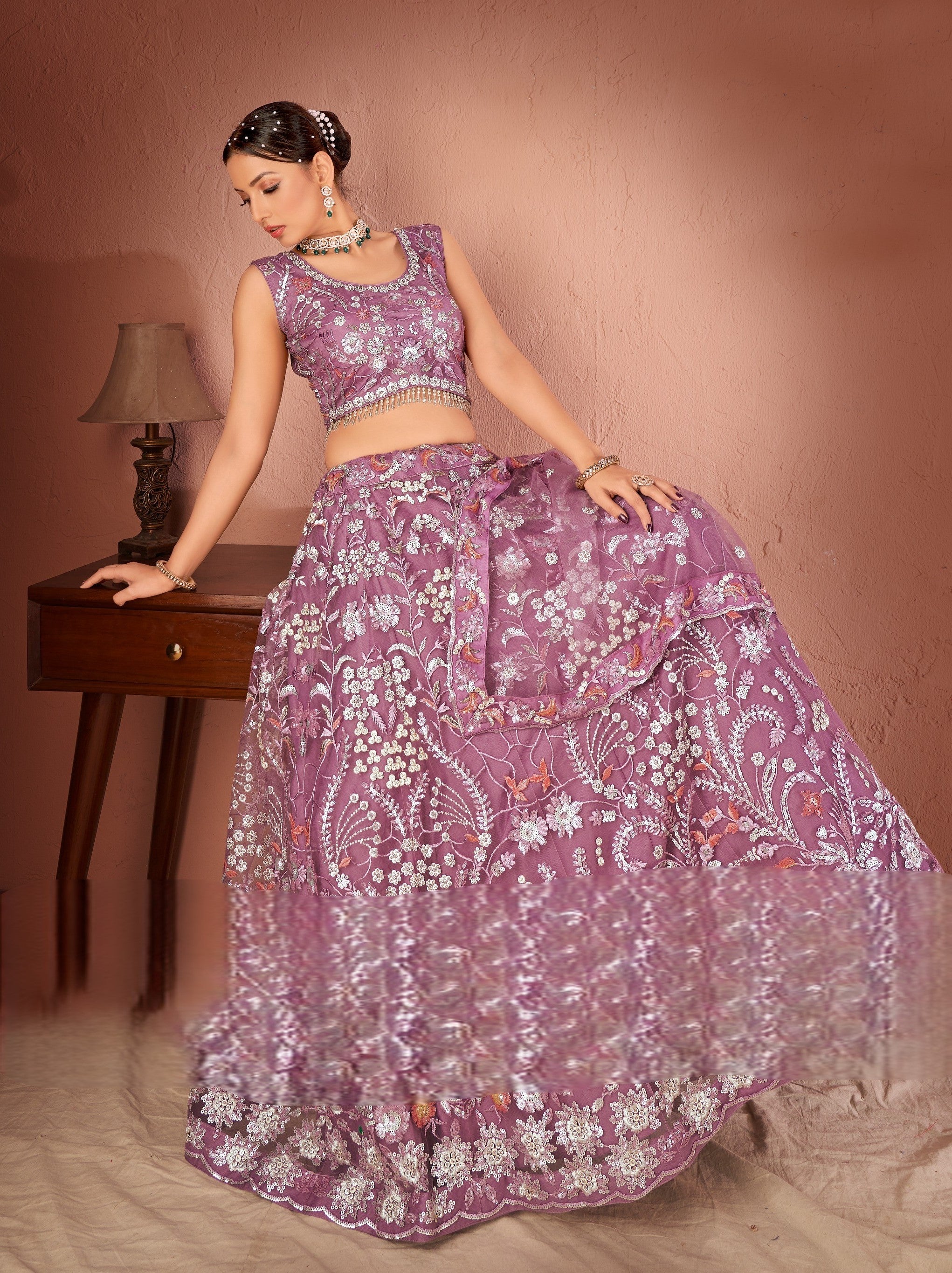 ملابس نسائية من LAVENDER PREMIUM NET SEQUANCE وMulti Thread مناسبة للعمل، ملابس LEHENGA CHOLI 