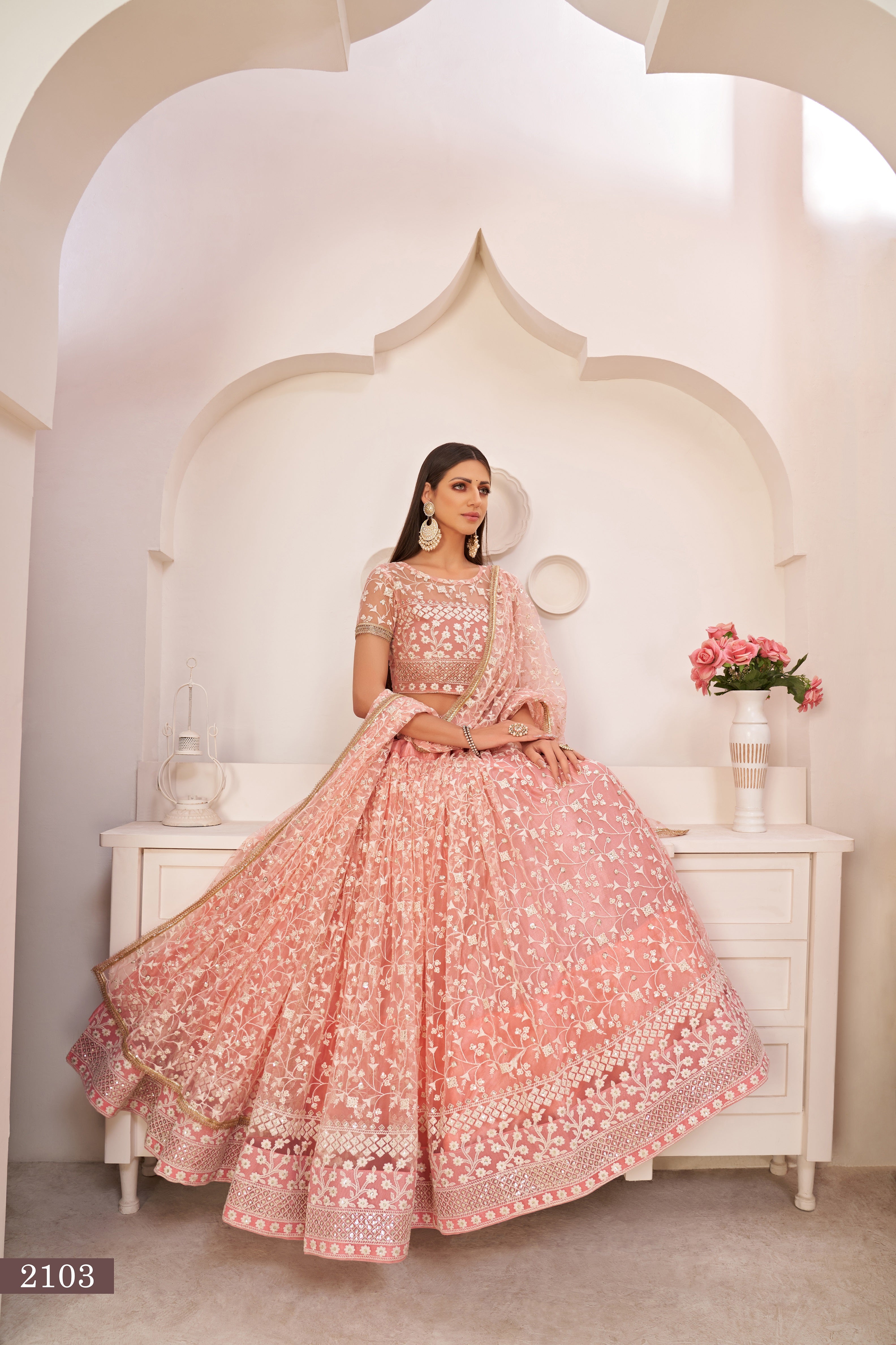 ملابس حفلات العمل النسائية ذات اللون الوردي الفاتح والمطرزة بشبكة على شكل فراشة، LEHENGA CHOLI 