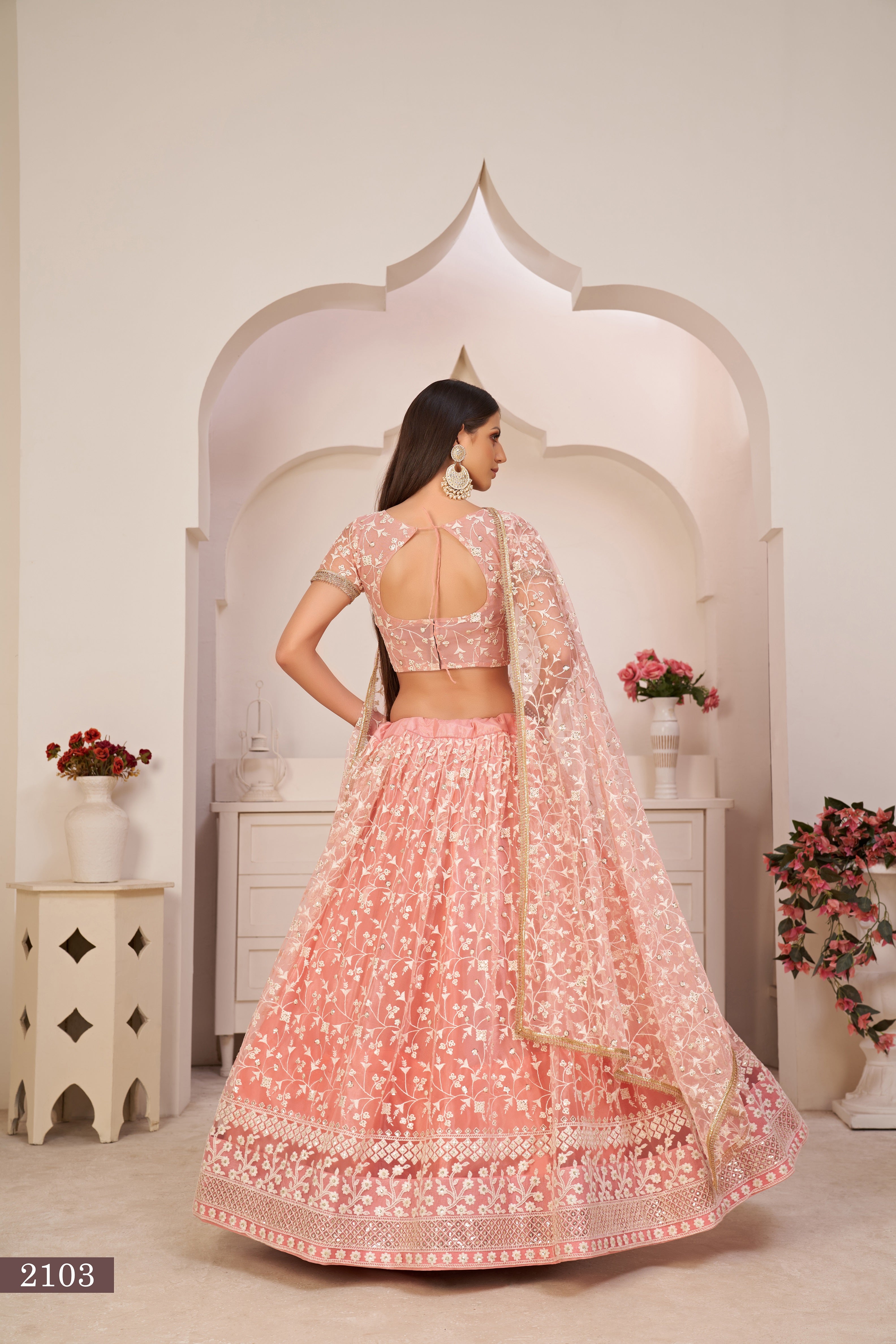 ملابس حفلات العمل النسائية ذات اللون الوردي الفاتح والمطرزة بشبكة على شكل فراشة، LEHENGA CHOLI 