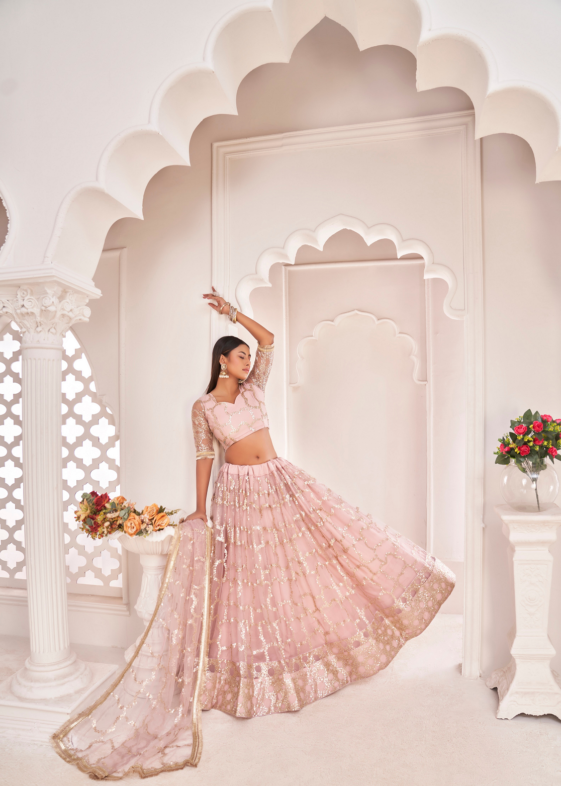 ملابس حفلات العمل النسائية ذات شبكة مطرزة على شكل فراشة وردية اللون، LEHENGA CHOLI 