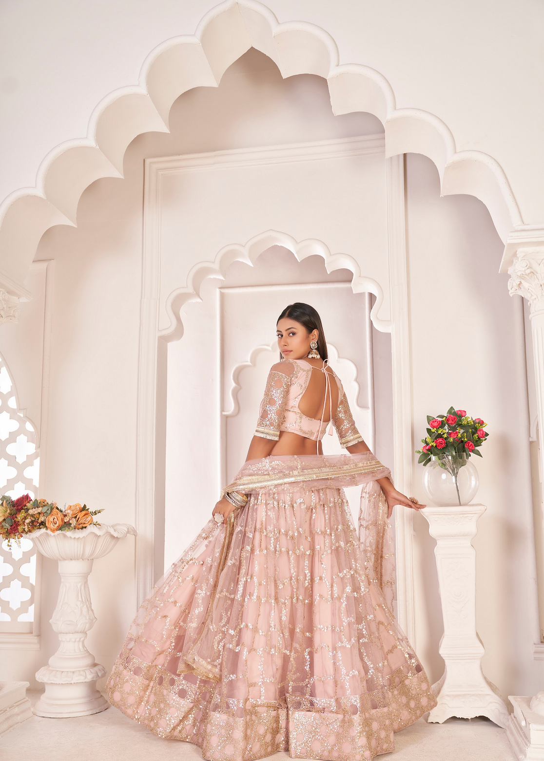 ملابس حفلات العمل النسائية ذات شبكة مطرزة على شكل فراشة وردية اللون، LEHENGA CHOLI 