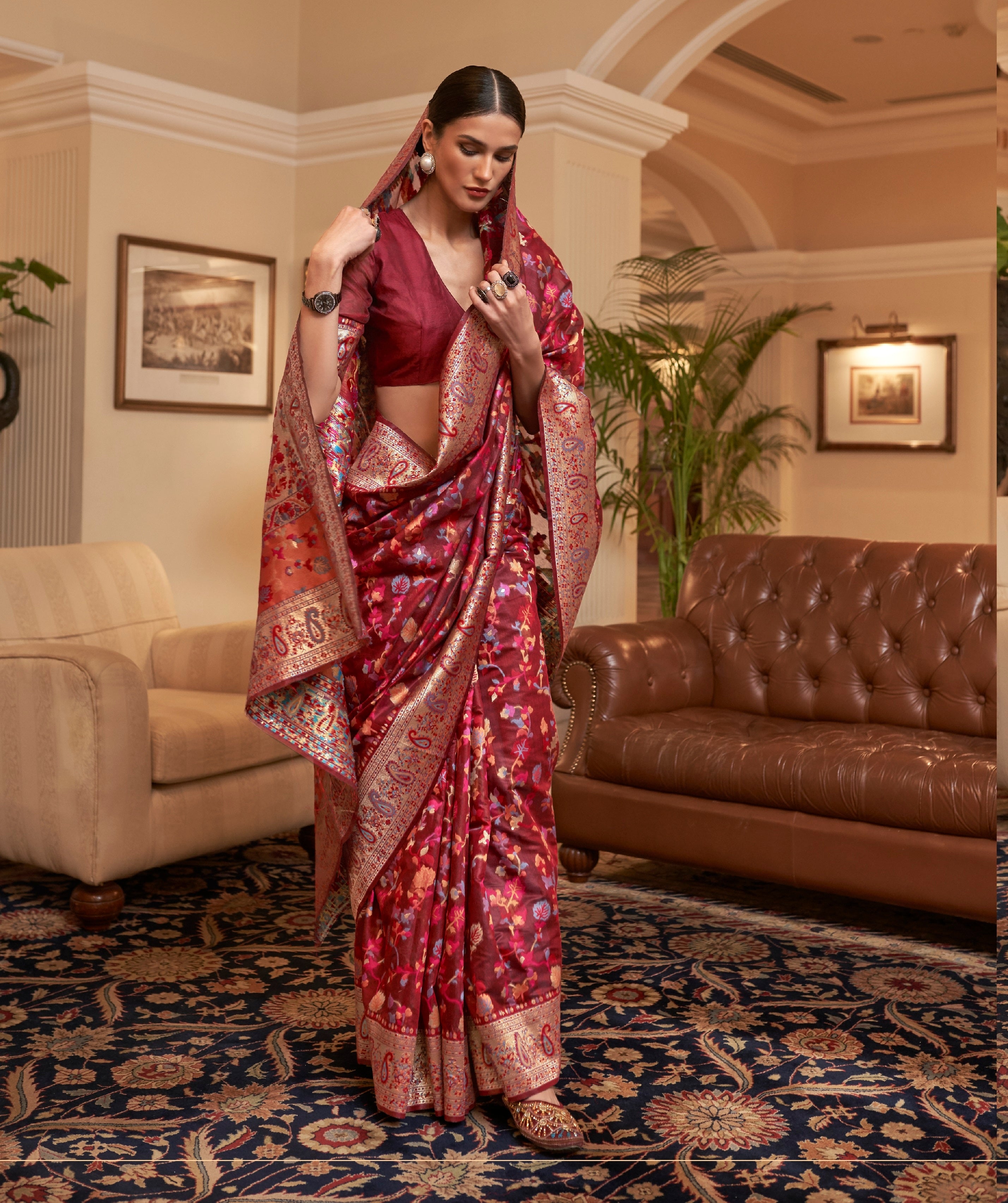 مصمم ملابس زفاف وعرائس مزهرة من Zari Weaving Pashmina ساري من الحرير القطني مع بلوزة ثقيلة 