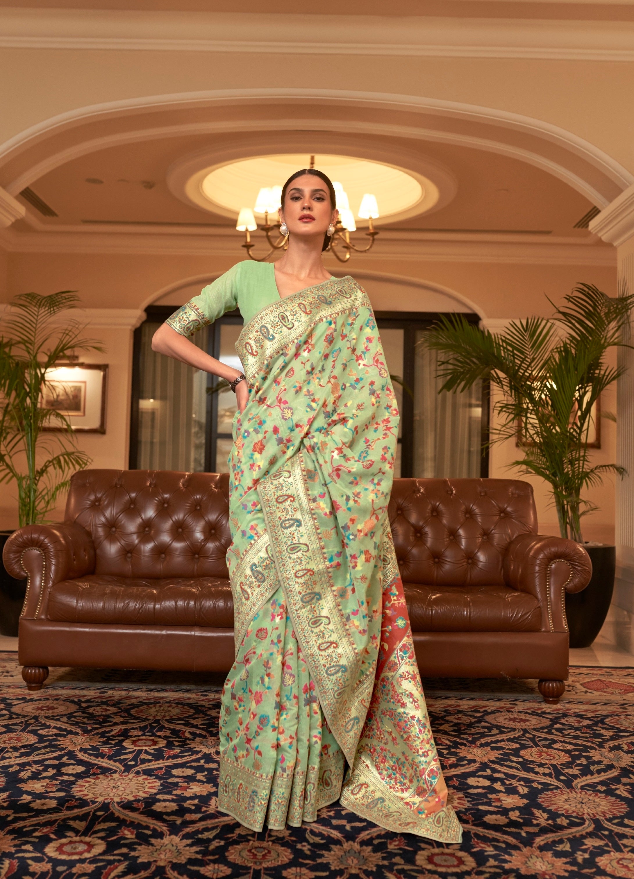 مصمم ملابس زفاف وعرائس مزهرة من Zari Weaving Pashmina ساري من الحرير القطني مع بلوزة ثقيلة 