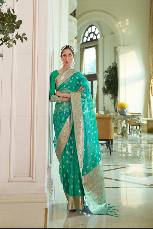 ساري من Vsaree مصمم للحفلات بلون سماوي ذهبي Zari Weaving Butti Design مع بلوزة متطابقة وبالو ثقيل. 