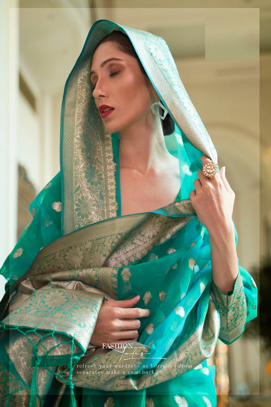 ساري من Vsaree مصمم للحفلات بلون سماوي ذهبي Zari Weaving Butti Design مع بلوزة متطابقة وبالو ثقيل. 