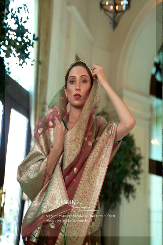 ساري بتصميم بطي منسوج من Vsaree مصمم للحفلات باللون الذهبي مع بلوزة متباينة وبالو ثقيل. 