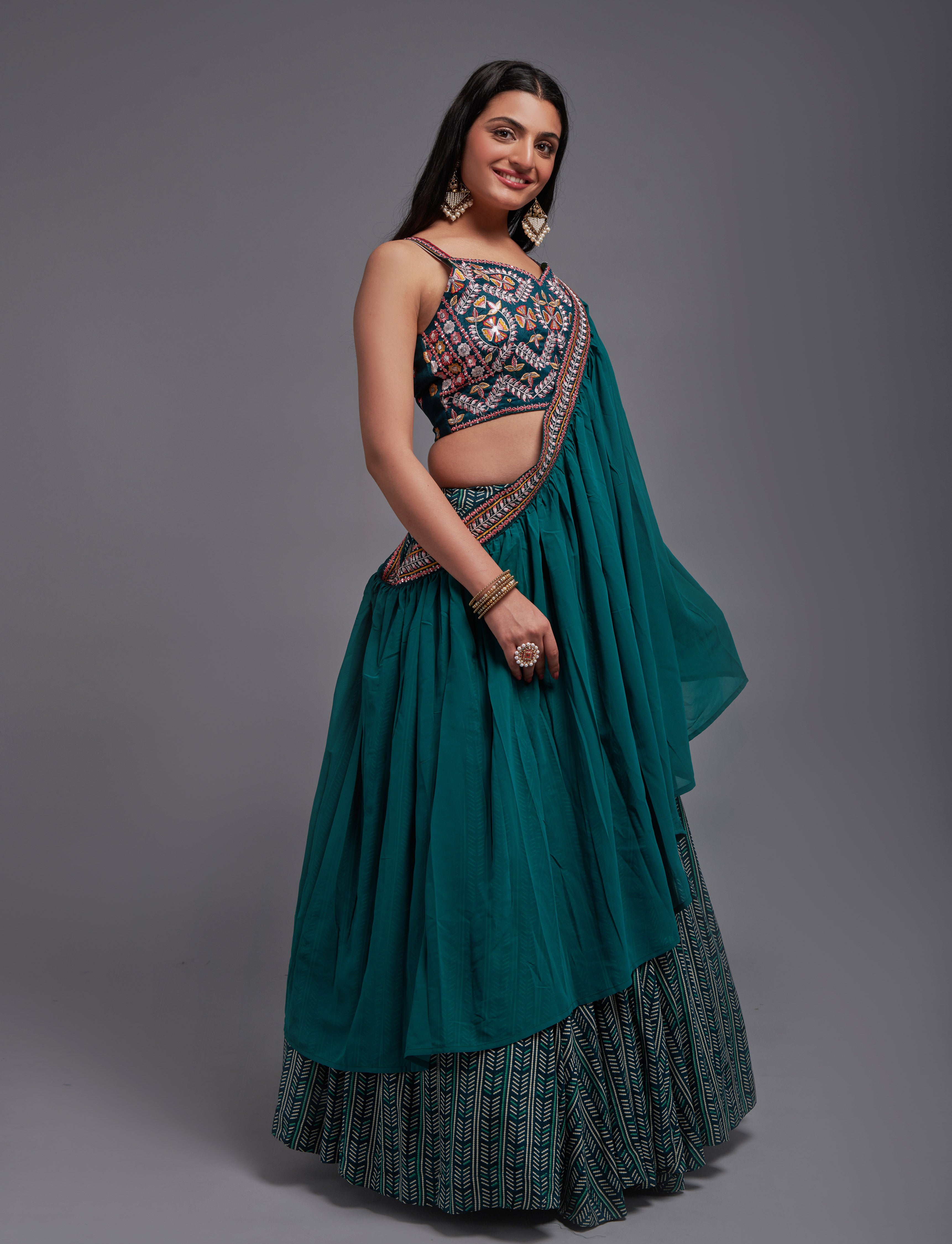 جورجيت نسائي باللون الأزرق المخضر مع التطريز بالترتر والخيوط، عمل LEHENGA CHOLI 