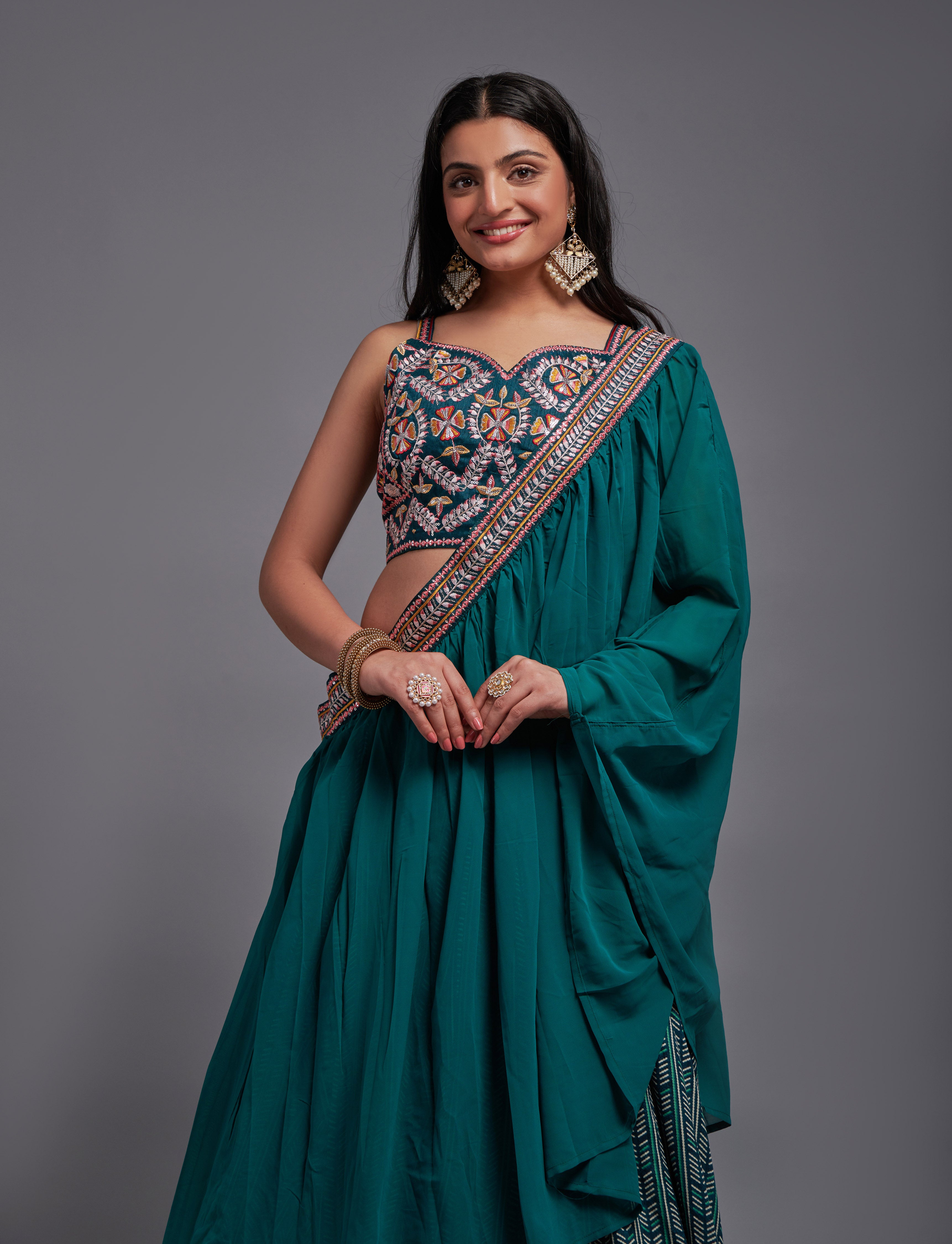 جورجيت نسائي باللون الأزرق المخضر مع التطريز بالترتر والخيوط، عمل LEHENGA CHOLI 