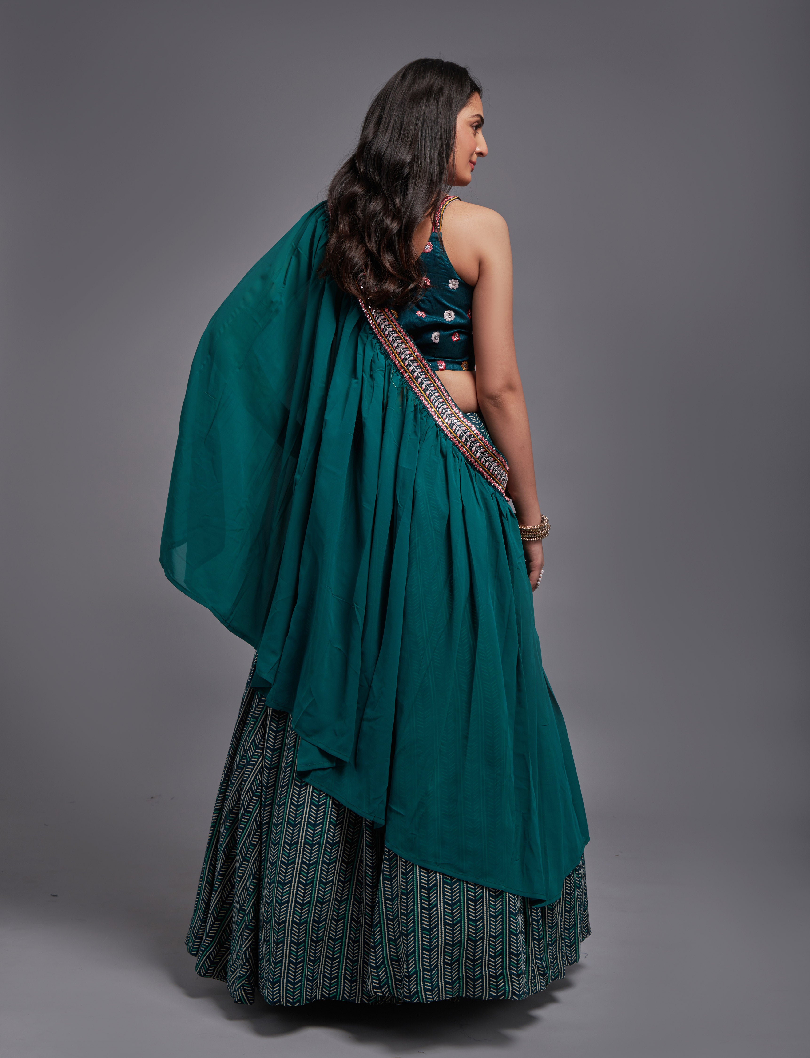 جورجيت نسائي باللون الأزرق المخضر مع التطريز بالترتر والخيوط، عمل LEHENGA CHOLI 