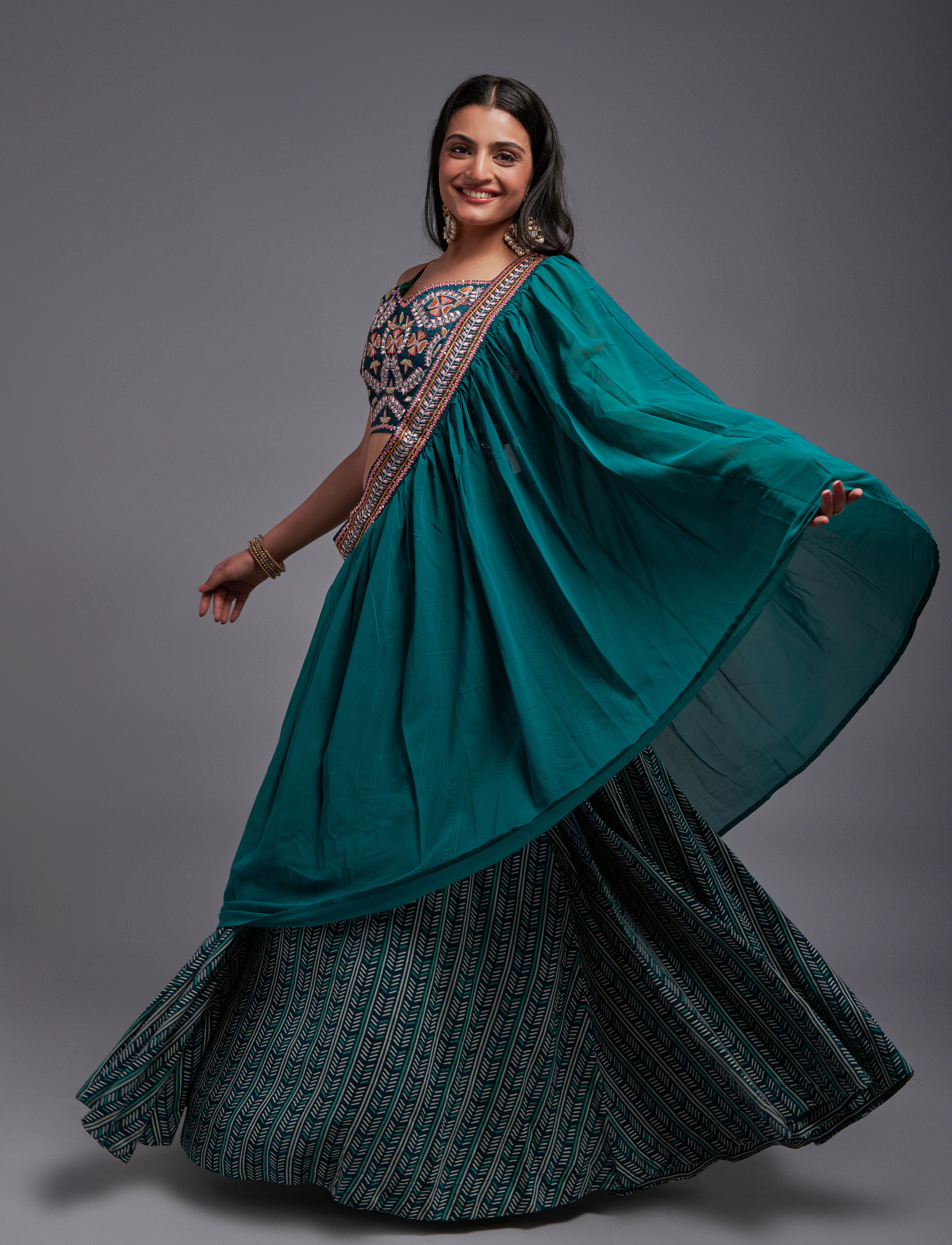 جورجيت نسائي باللون الأزرق المخضر مع التطريز بالترتر والخيوط، عمل LEHENGA CHOLI 
