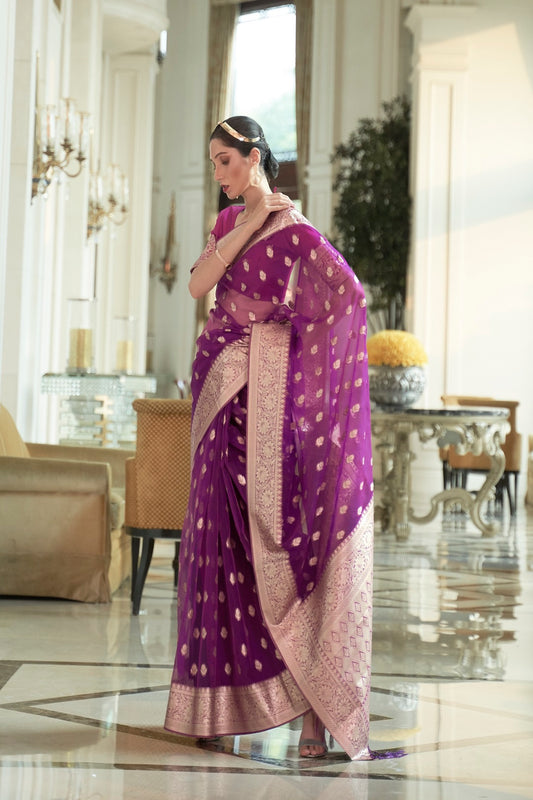 ساري مصمم للحفلات من Vsaree باللون الأرجواني على طراز Banarasi الذهبي Zari Weaving Butti Design مع بلوزة متطابقة وبالو ثقيل. 