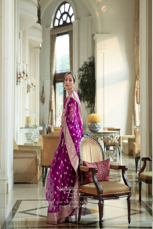 ساري مصمم للحفلات من Vsaree باللون الأرجواني على طراز Banarasi الذهبي Zari Weaving Butti Design مع بلوزة متطابقة وبالو ثقيل. 