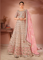 ملابس حفلات العمل ذات الخيوط المتعددة والجورجيت باللون البيج للنساء من LEHENGA CHOLI 