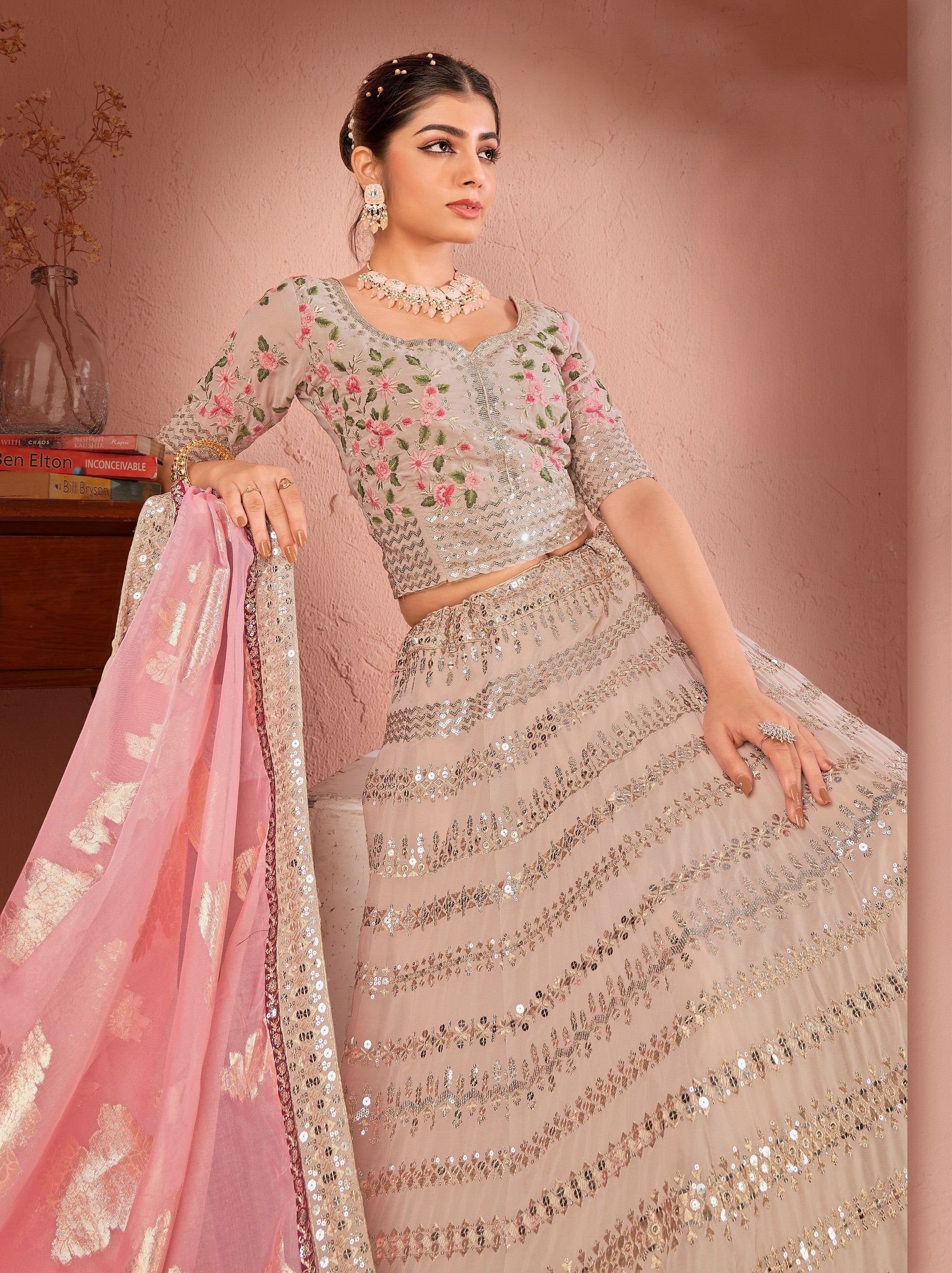 ملابس حفلات العمل ذات الخيوط المتعددة والجورجيت باللون البيج للنساء من LEHENGA CHOLI 