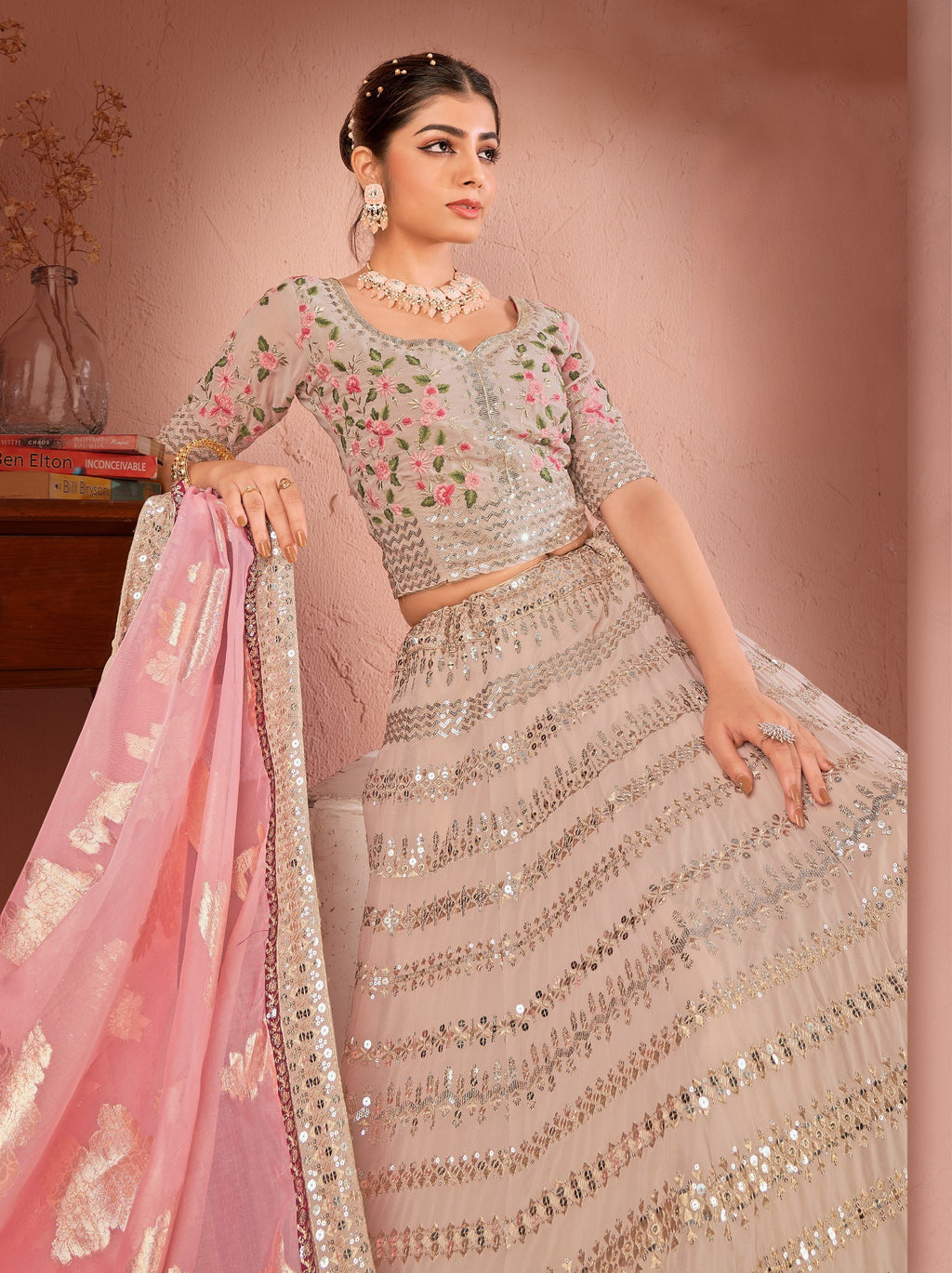 ملابس حفلات العمل ذات الخيوط المتعددة والجورجيت باللون البيج للنساء من LEHENGA CHOLI 