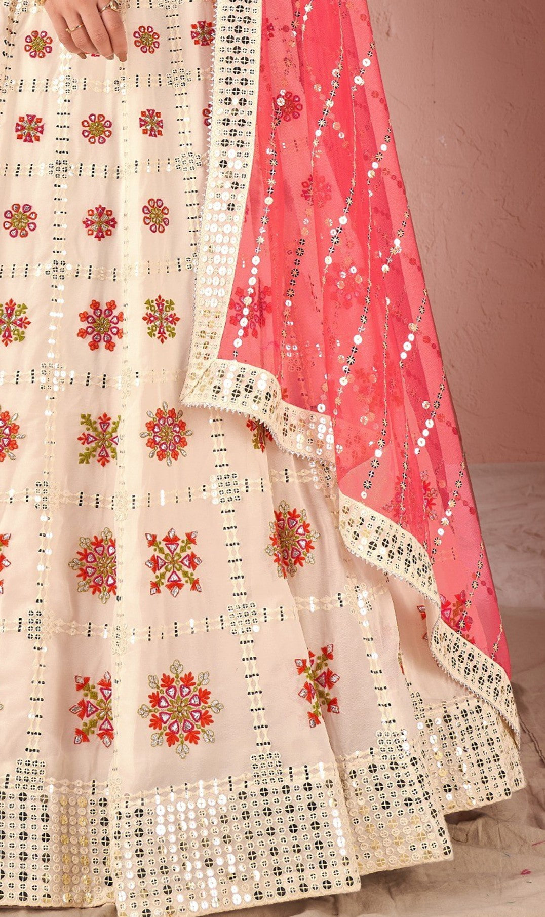 ملابس حفلات العمل ذات اللون الأبيض الفاتح للنساء من جورجيت وخيوط متعددة LEHENGA CHOLI 
