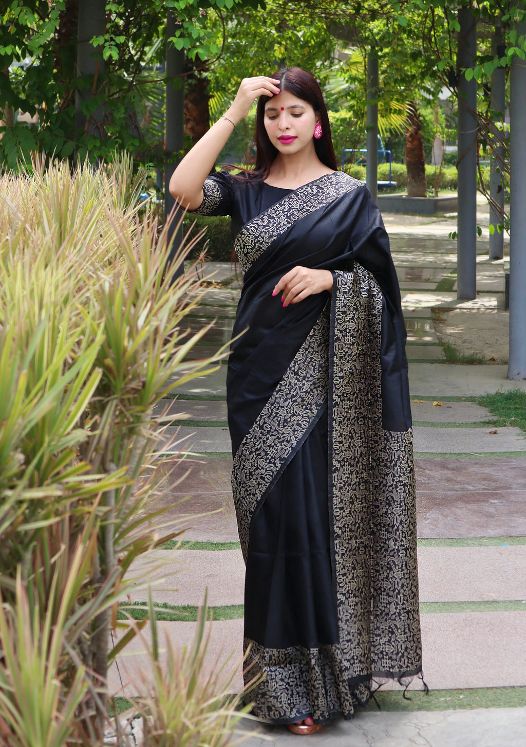 ORIGINAL_URL:https://cdn.shopify.com/s/files/1/0684/8842/9846/files/EV02AV-04-BHARGAVI-BLACK-1.jpg?v=1725090692