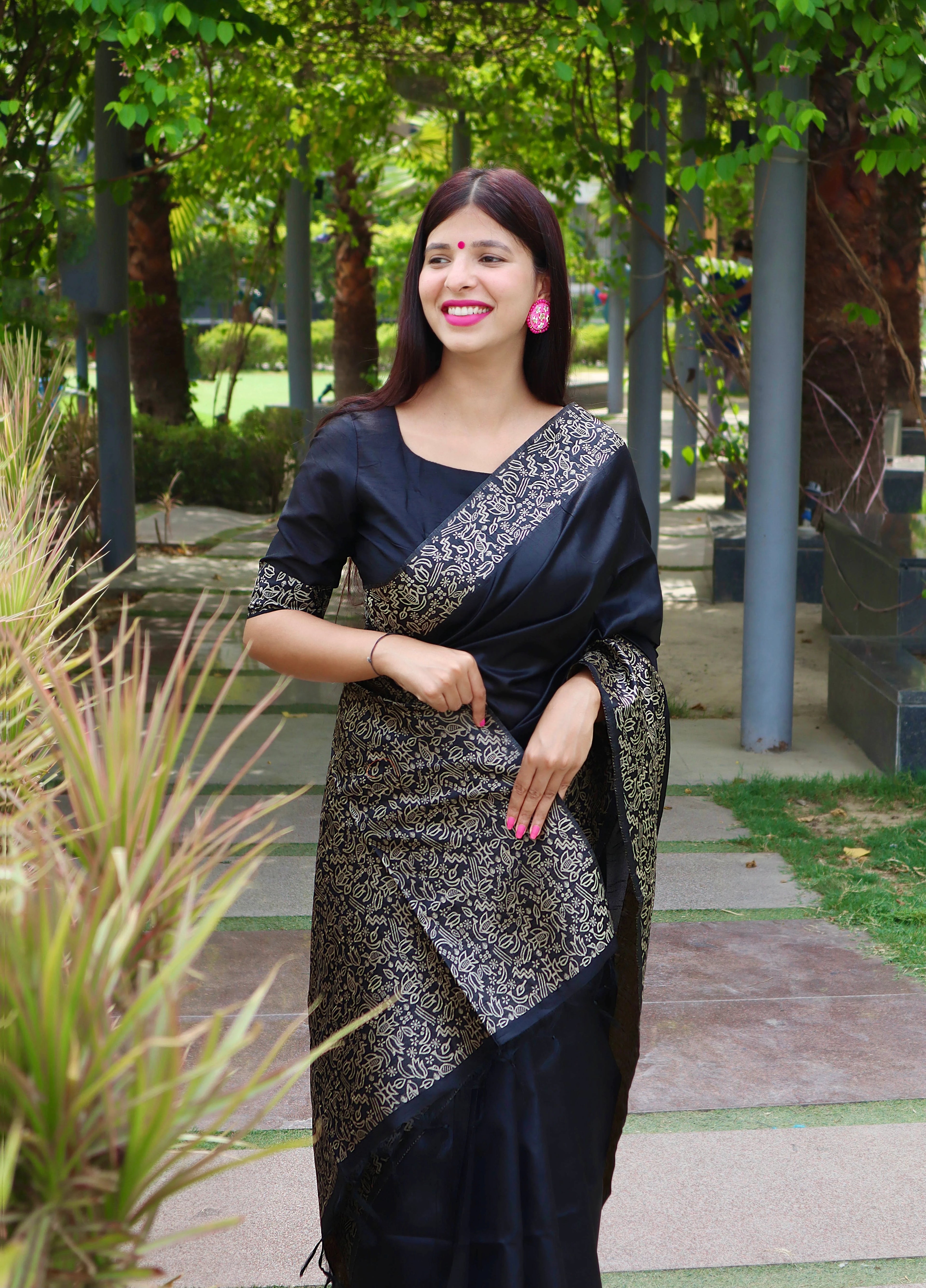 ORIGINAL_URL:https://cdn.shopify.com/s/files/1/0684/8842/9846/files/EV02AV-04-BHARGAVI-BLACK-2.jpg?v=1725090692