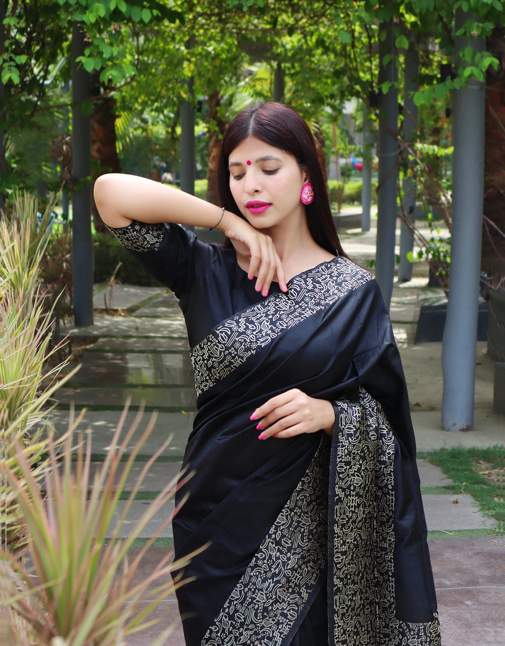 ORIGINAL_URL:https://cdn.shopify.com/s/files/1/0684/8842/9846/files/EV02AV-04-BHARGAVI-BLACK-3.jpg?v=1725090692