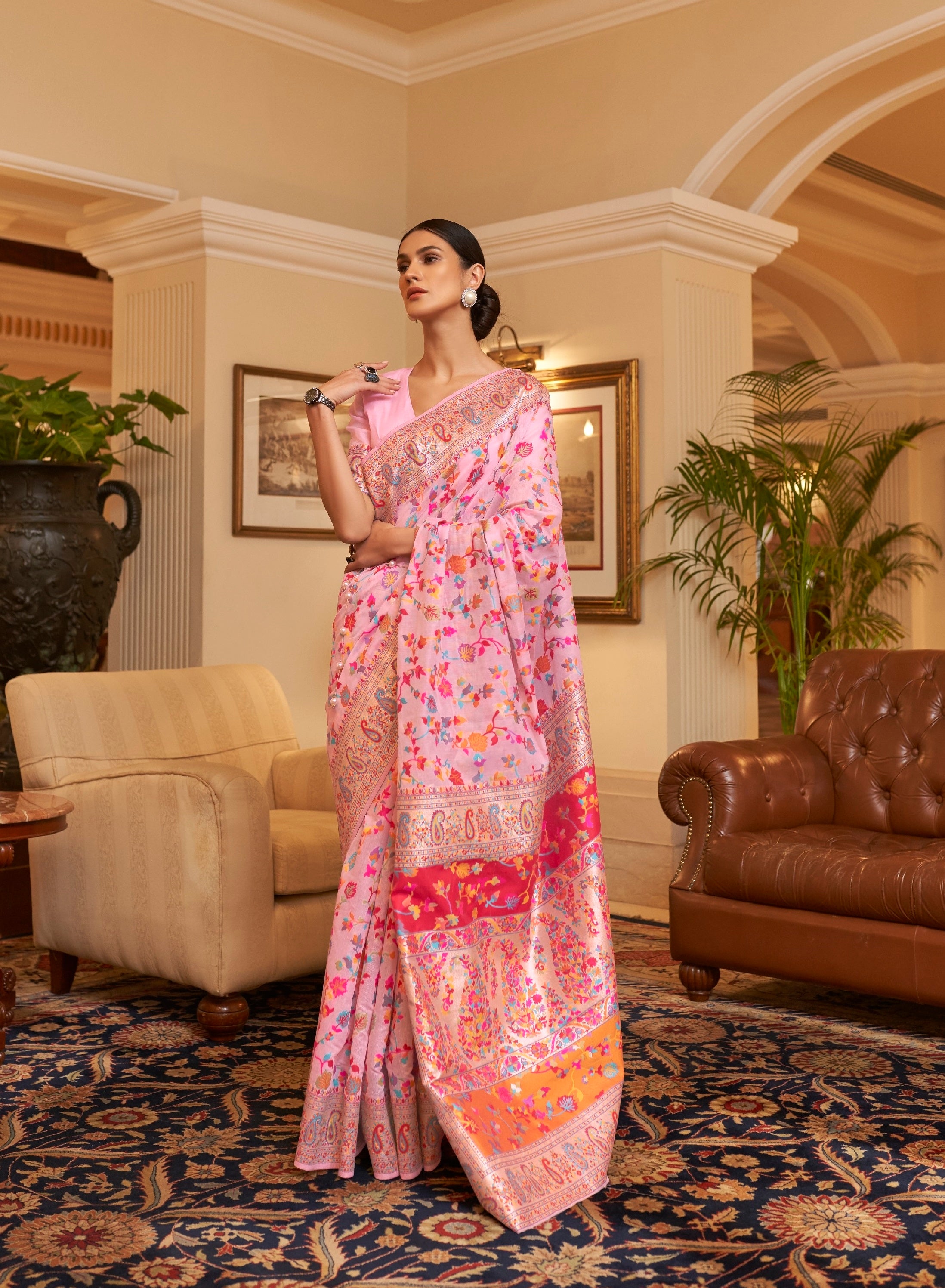 مصمم ملابس زفاف وعرائس مزهرة من Zari Weaving Pashmina ساري من الحرير القطني مع بلوزة ثقيلة 