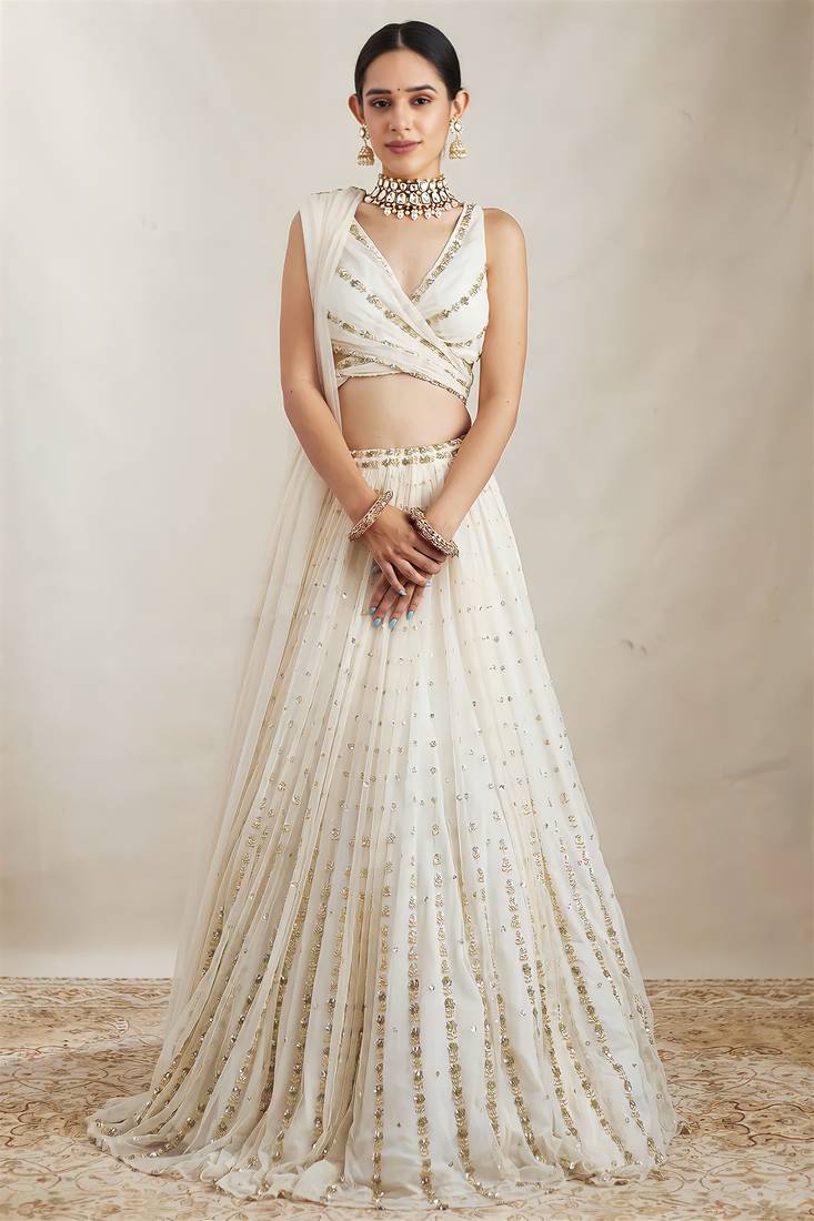 EILARA للسيدات سلسلة جورجيت باللون الأبيض الفاتح مع تصميم ZARI المطرز LEHENGA CHOLI 