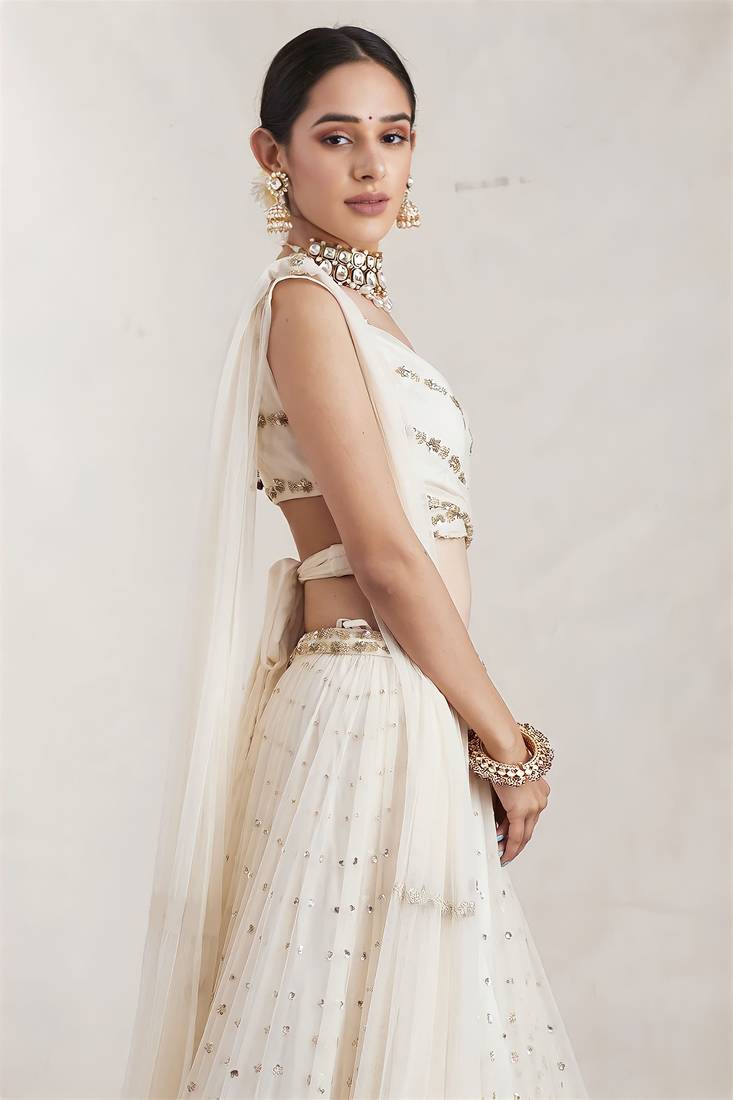 EILARA للسيدات سلسلة جورجيت باللون الأبيض الفاتح مع تصميم ZARI المطرز LEHENGA CHOLI 