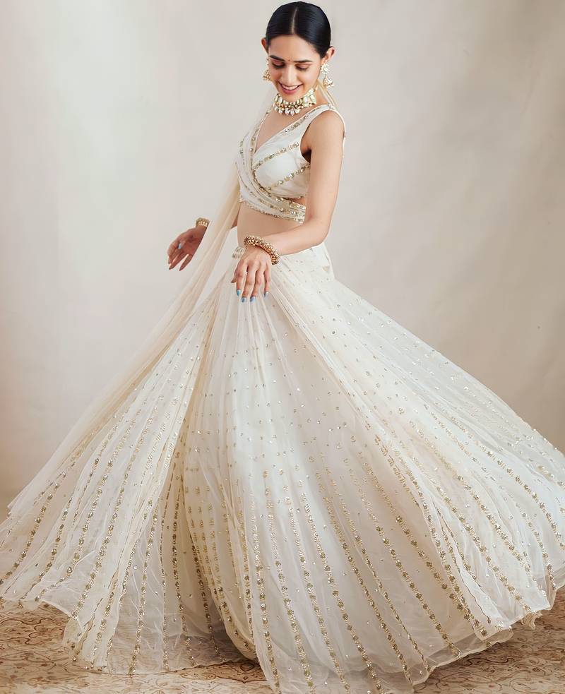 EILARA للسيدات سلسلة جورجيت باللون الأبيض الفاتح مع تصميم ZARI المطرز LEHENGA CHOLI 