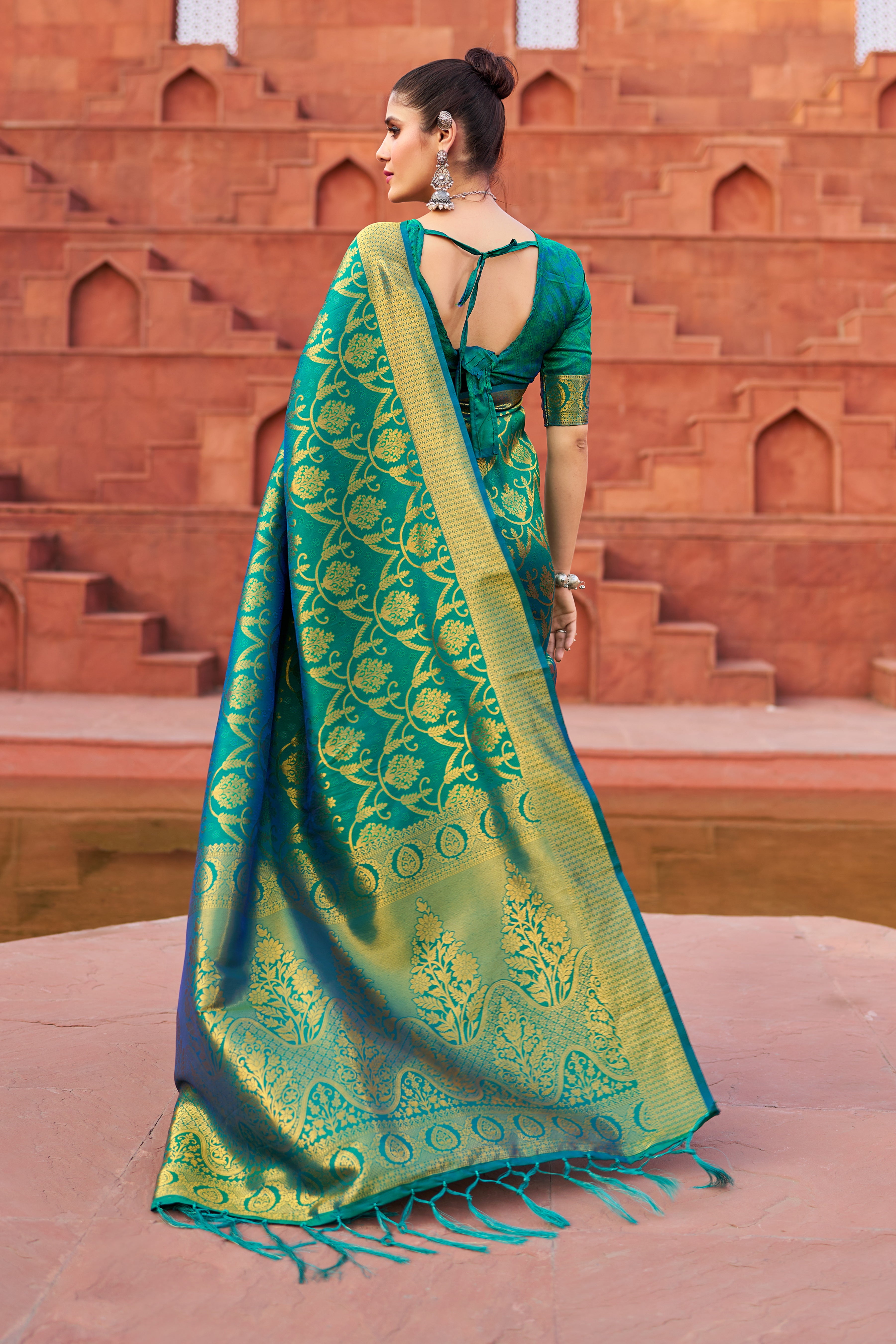 Vsaree Green Silk Blend Saree With Designer Border And Heavy Pallu Along With Blouse