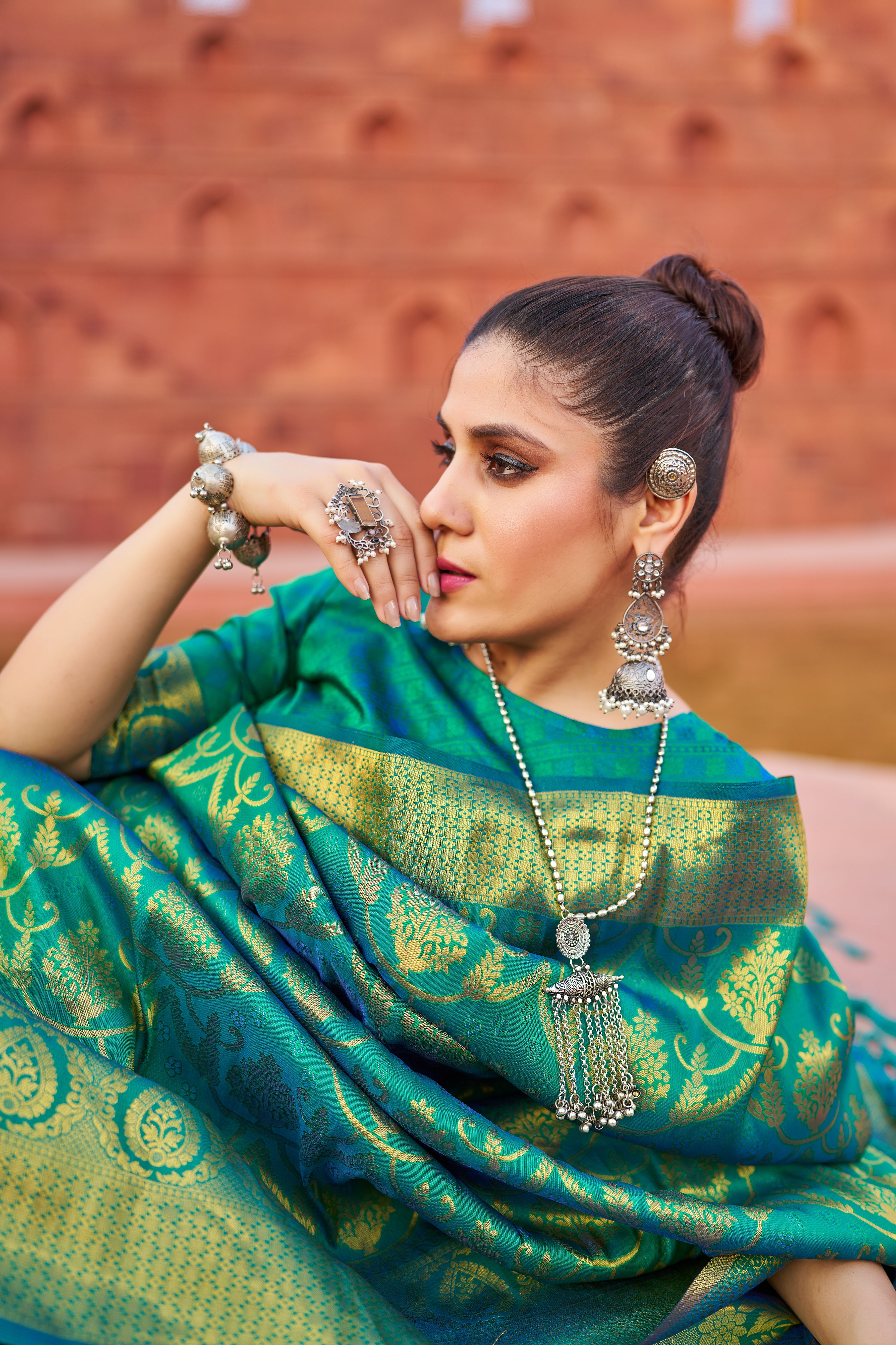 Vsaree Green Silk Blend Saree With Designer Border And Heavy Pallu Along With Blouse