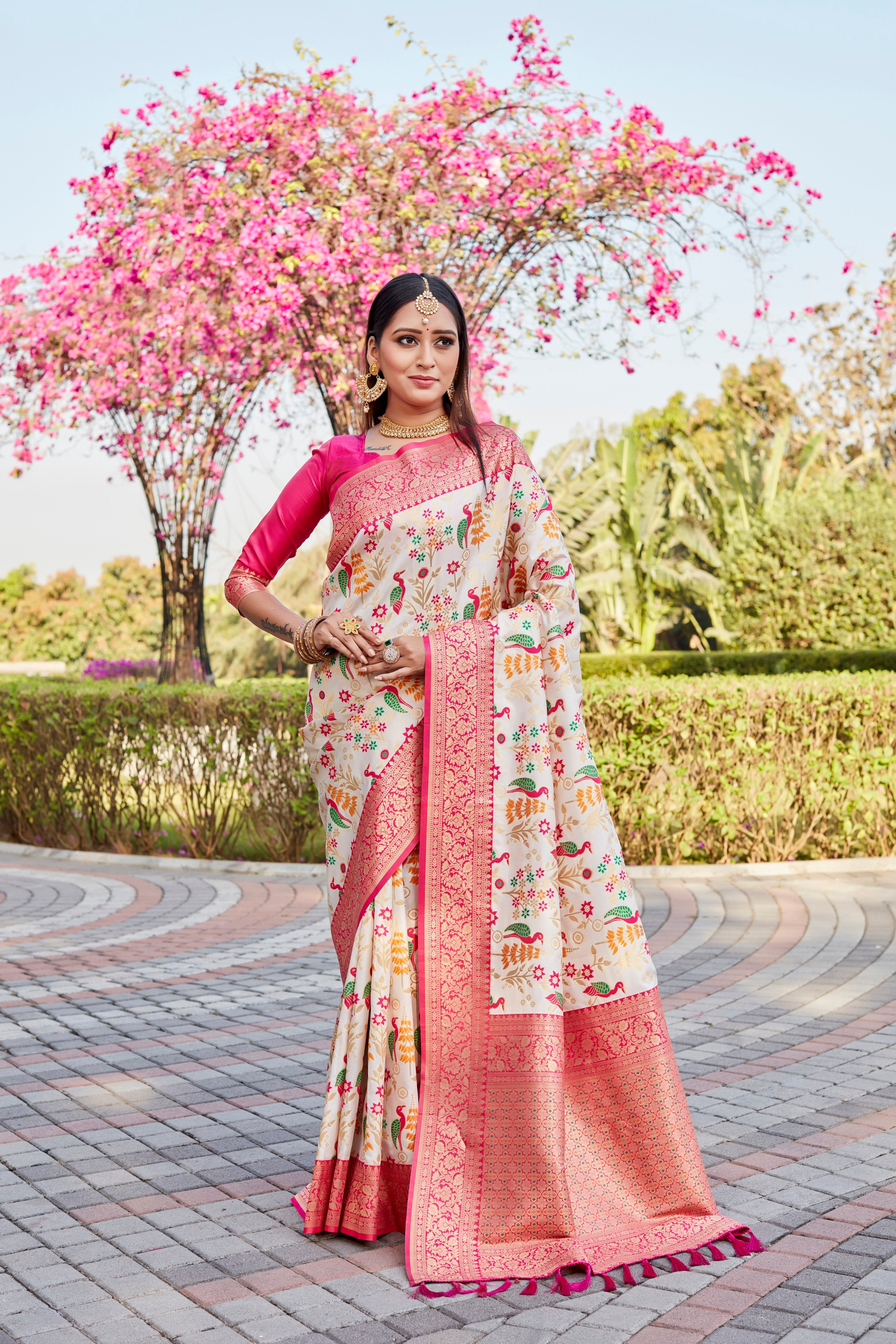 Kanjivaram Soft Silk Zari Weaving Border And Woven Pallu Saree With Blouse For Women