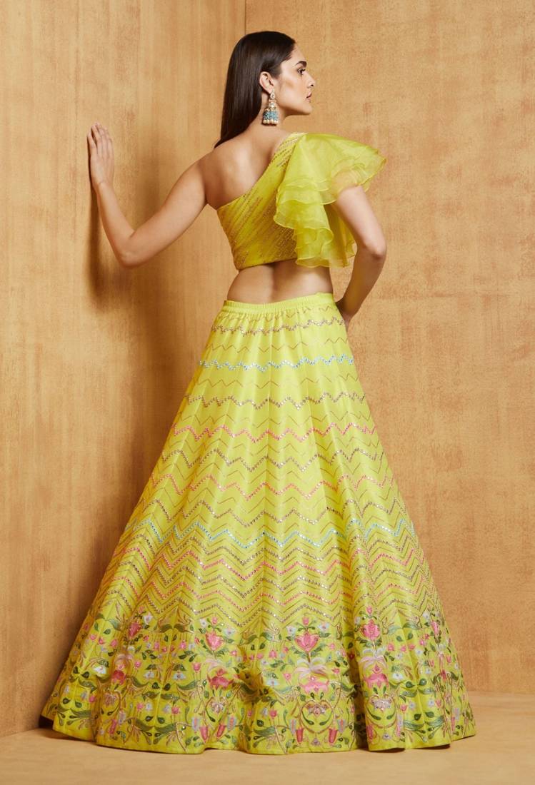 ملابس حريرية صفراء للسيدات مطرزة بمرآة لحفلات العمل، LEHENGA CHOLI 