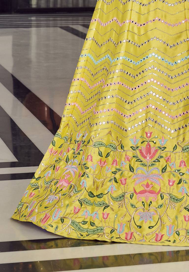 ملابس حريرية صفراء للسيدات مطرزة بمرآة لحفلات العمل، LEHENGA CHOLI 